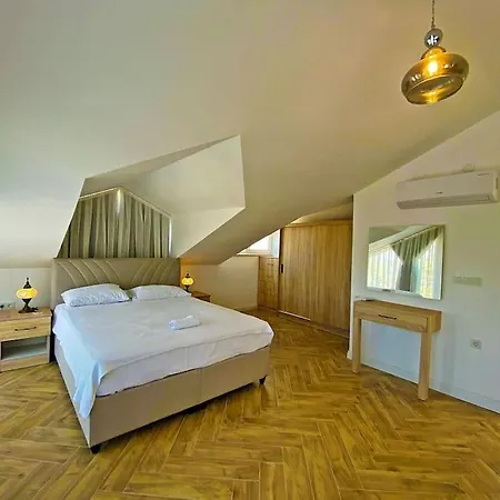 Paris A Villa, Oezel Havuzlu, フェティエ