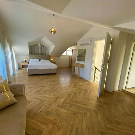 Paris A Villa, Oezel Havuzlu, *