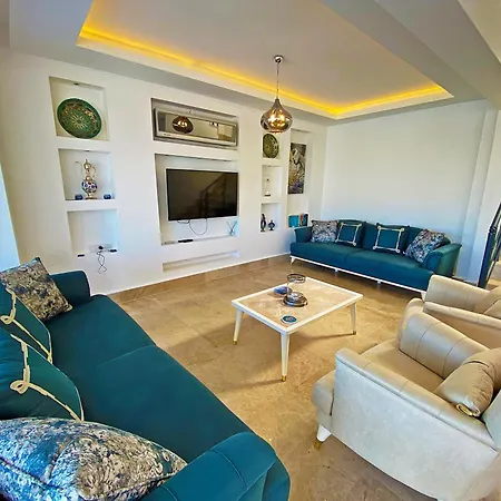 Paris A Villa, Oezel Havuzlu, * 费特希耶