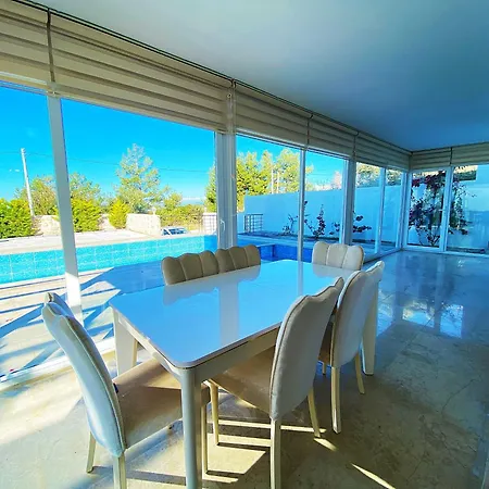 ヴィラ Paris A Villa, Oezel Havuzlu, フェティエ