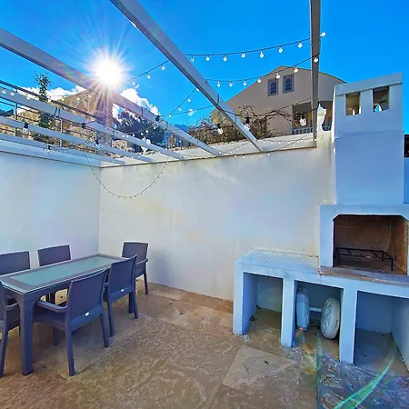 Paris A Villa, Oezel Havuzlu, *