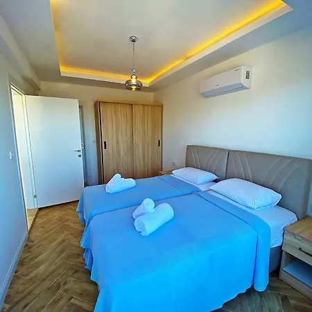 Paris A Villa, Oezel Havuzlu, * Φετιγιέ