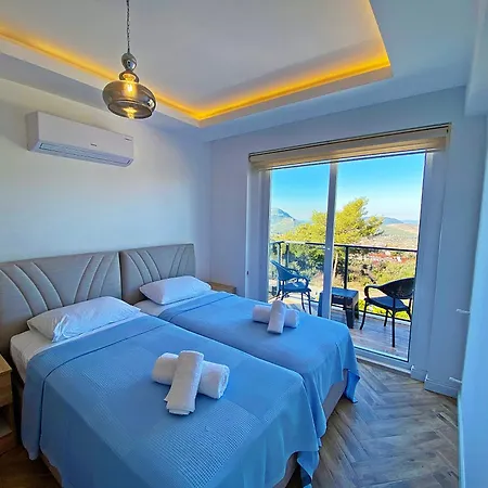 Paris A Villa, Oezel Havuzlu,