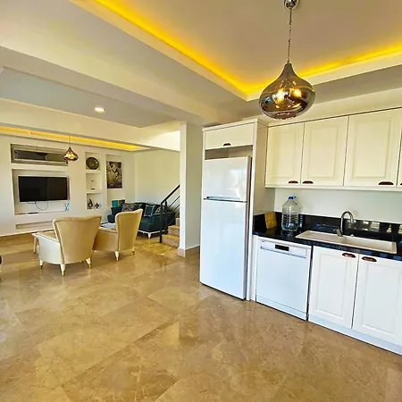 Paris A Villa, Oezel Havuzlu,